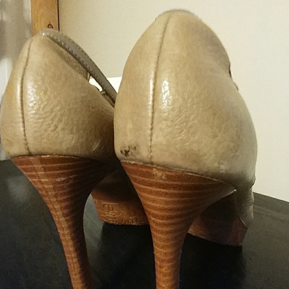 🔥CALVIN KLEIN🔥OLIVE PATENT HEELS - Picture 4 of 7
